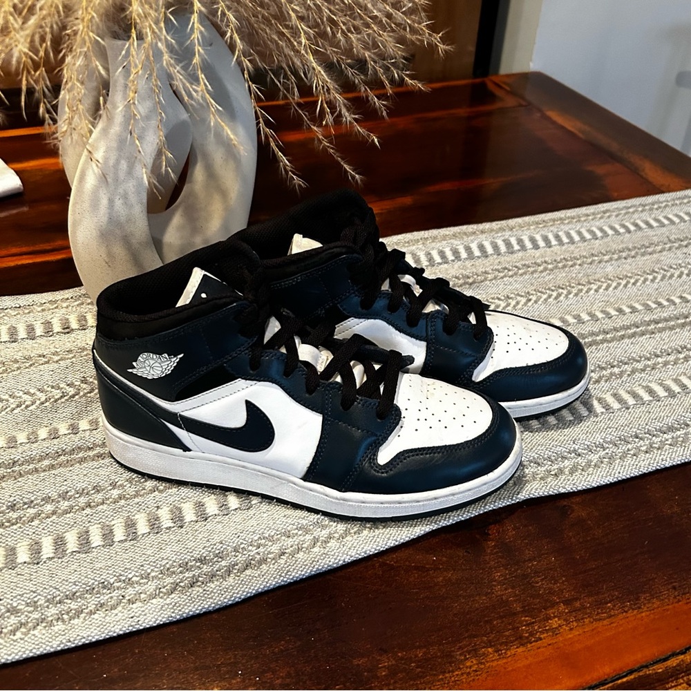 Jordan Kids Navy and White 7Y/Big Kids